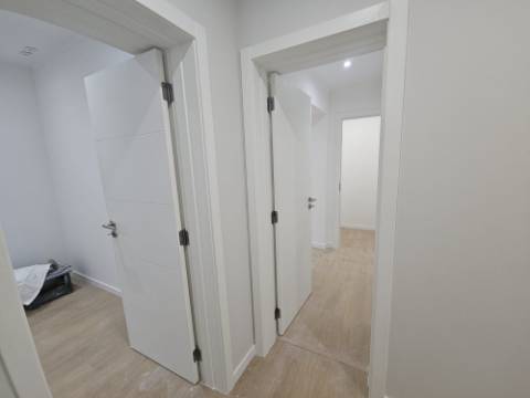 Apartamento T2+1 com Terraço de 89,54m2 totalmente remodelado com Cozinha equipada no Centro da Amadora