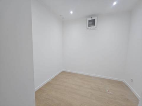 Apartamento T2+1 com Terraço de 89,54m2 totalmente remodelado com Cozinha equipada no Centro da Amadora