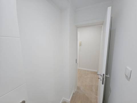 Apartamento T2+1 com Terraço de 89,54m2 totalmente remodelado com Cozinha equipada no Centro da Amadora
