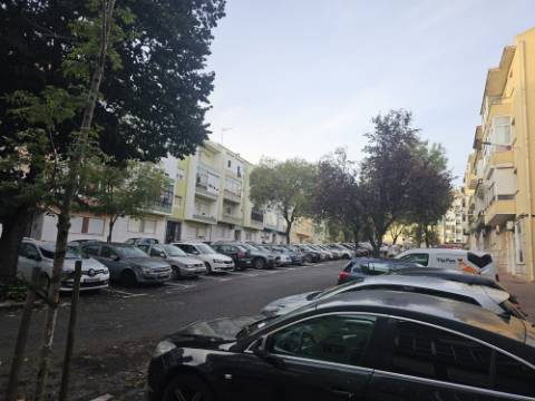 Apartamento T2+1 com Terraço de 89,54m2 totalmente remodelado com Cozinha equipada no Centro da Amadora