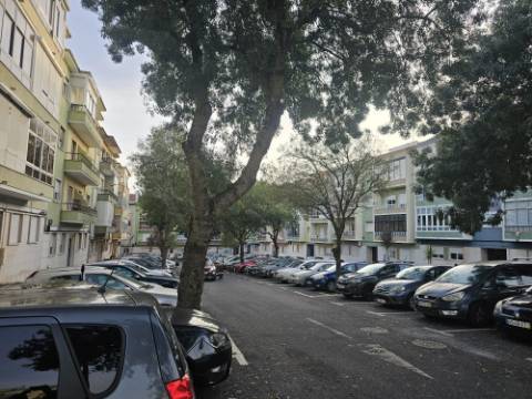 Apartamento T2+1 com Terraço de 89,54m2 totalmente remodelado com Cozinha equipada no Centro da Amadora