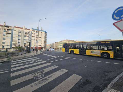 Apartamento T2+1 com Terraço de 89,54m2 totalmente remodelado com Cozinha equipada no Centro da Amadora