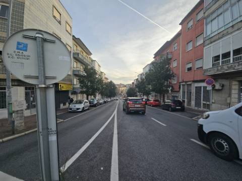 Apartamento T2+1 com Terraço de 89,54m2 totalmente remodelado com Cozinha equipada no Centro da Amadora