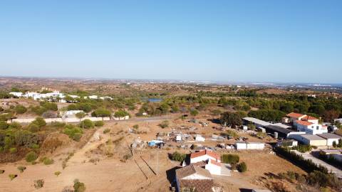 Terreno com viabilidade construtiva até 500 metros quadrados