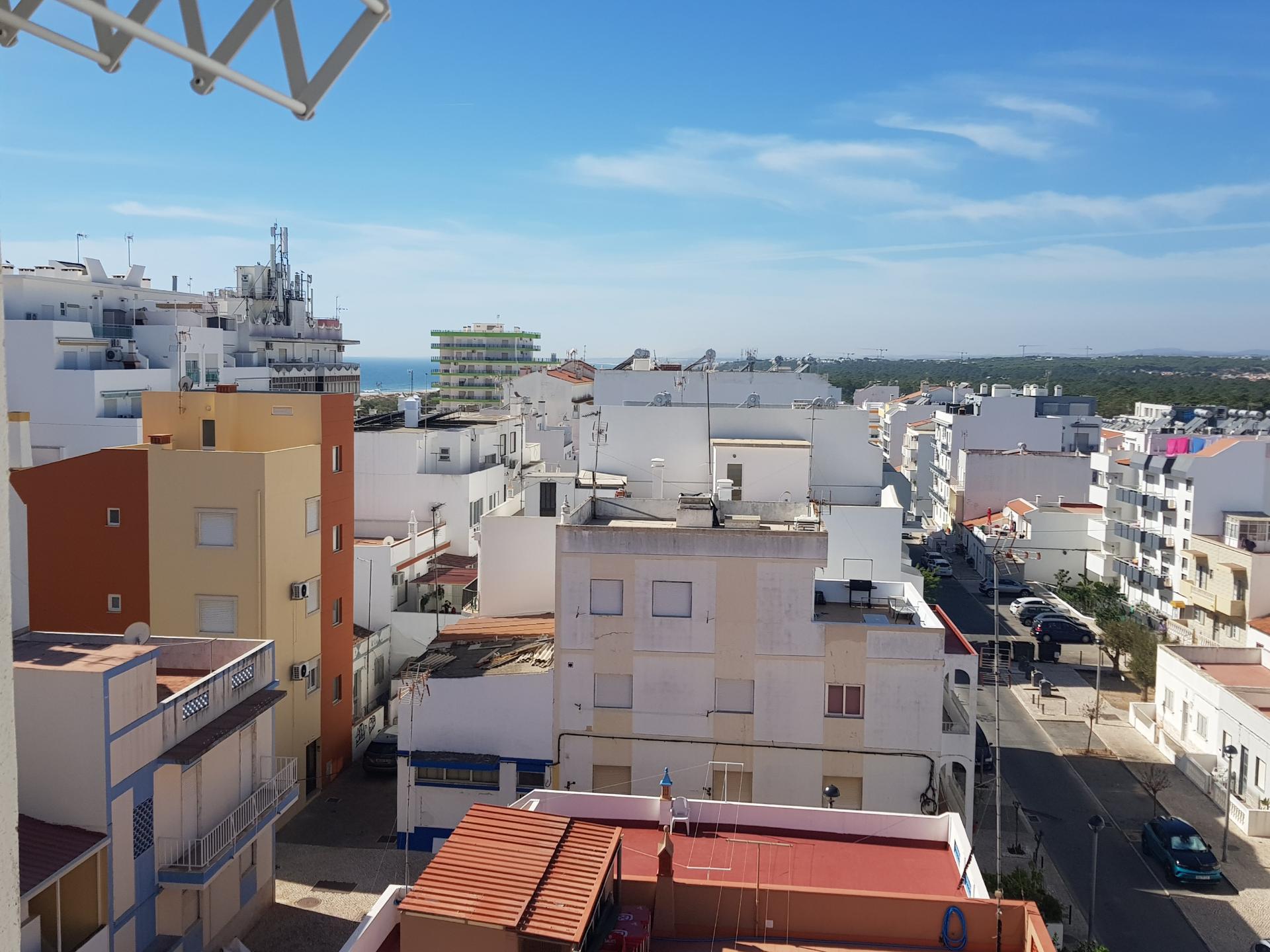 Apartamento T1+1 com vista mar e pinhal - luminoso e com duas varandas.