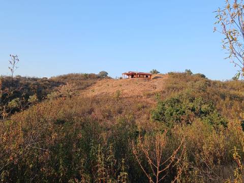 TERRENO RÚSTICO COM 17.480 m2 - ÁGUA E SISTEMA SOLAR - ESTRUTURA AMOVÍVEL - PRÓXIMO AO MARROQUIL - AZINHAL CASTRO MARIM - ALGARVE