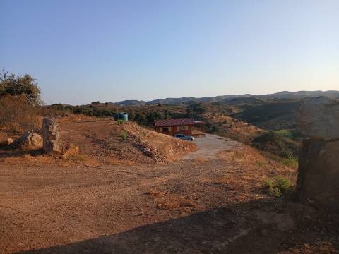 TERRENO RÚSTICO COM 17.480 m2 - ÁGUA E SISTEMA SOLAR - ESTRUTURA AMOVÍVEL - PRÓXIMO AO MARROQUIL - AZINHAL CASTRO MARIM - ALGARVE