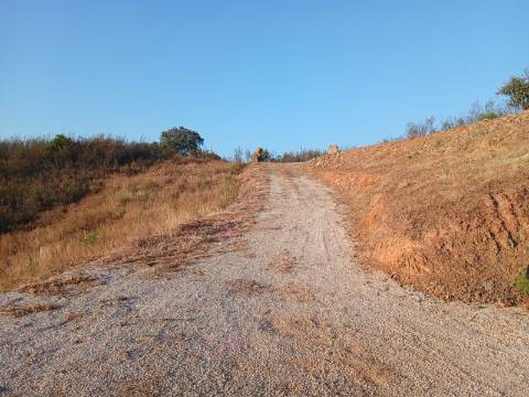 TERRENO RÚSTICO COM 17.480 m2 - ÁGUA E SISTEMA SOLAR - ESTRUTURA AMOVÍVEL - PRÓXIMO AO MARROQUIL - AZINHAL CASTRO MARIM - ALGARVE