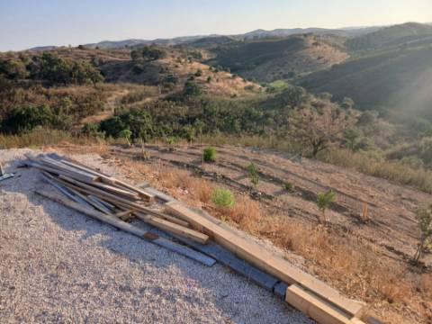 TERRENO RÚSTICO COM 17.480 m2 - ÁGUA E SISTEMA SOLAR - ESTRUTURA AMOVÍVEL - PRÓXIMO AO MARROQUIL - AZINHAL CASTRO MARIM - ALGARVE