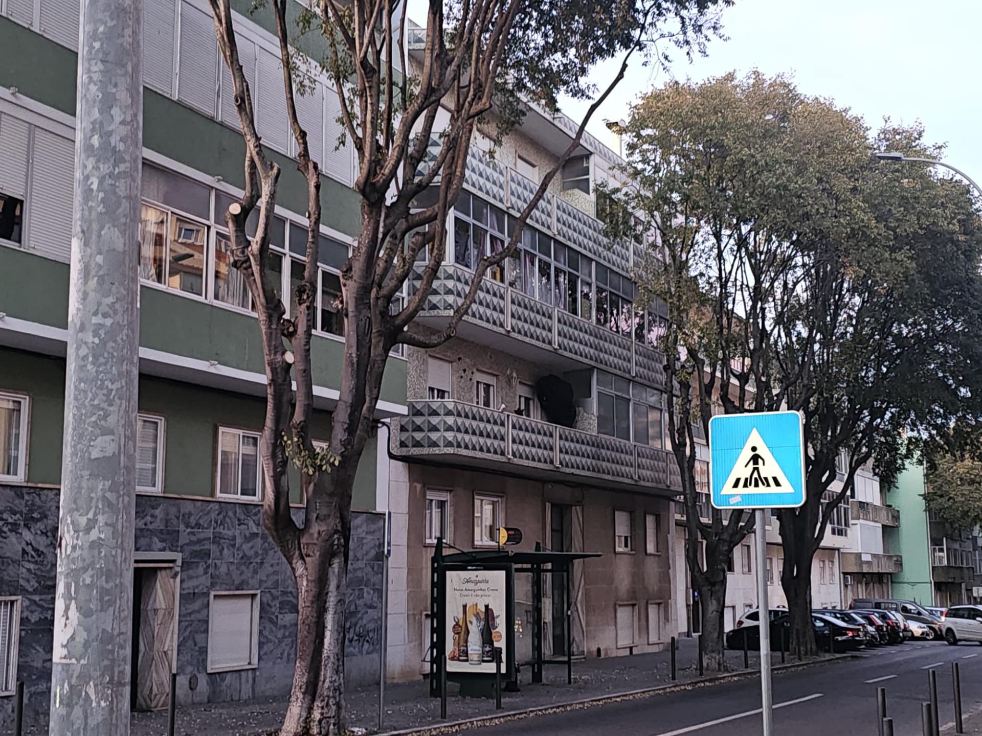 Fantástico Apartamento T4 totalmente remodelado com Cozinha equipada a 7 minutos a pé da Estação de Comboios de Santa Cruz Damaia