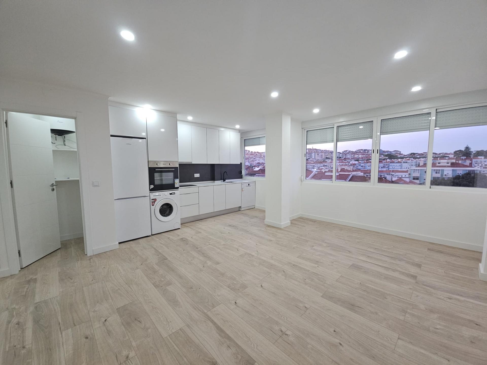 Fantástico Apartamento T4 totalmente remodelado com Cozinha equipada a 7 minutos a pé da Estação de Comboios de Santa Cruz Damaia