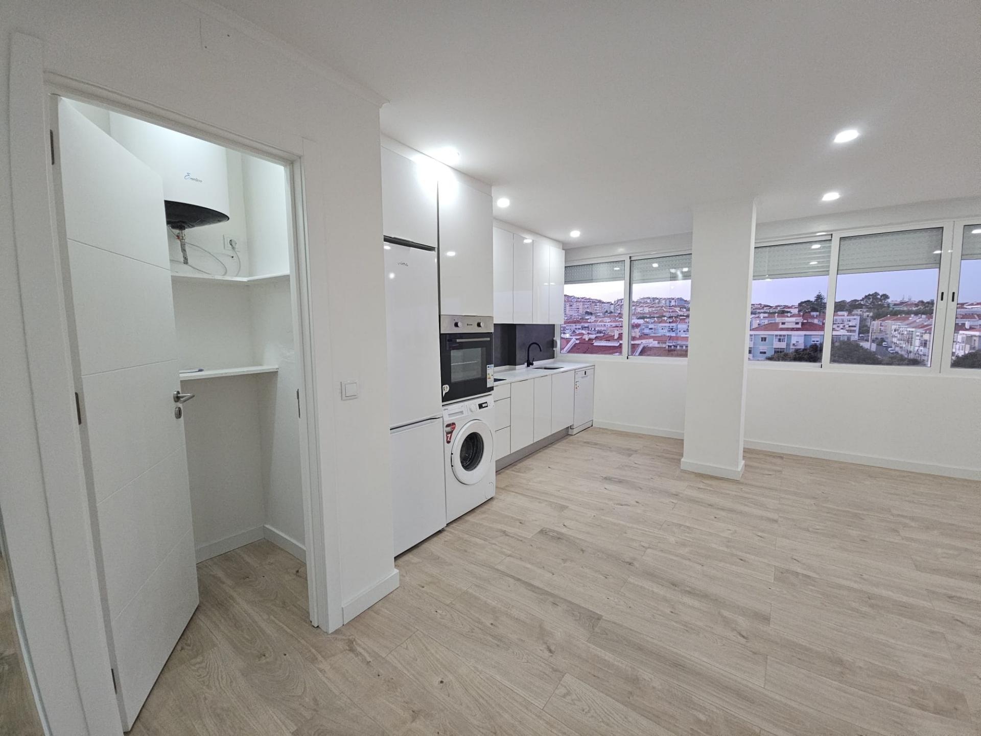 Fantástico Apartamento T4 totalmente remodelado com Cozinha equipada a 7 minutos a pé da Estação de Comboios de Santa Cruz Damaia