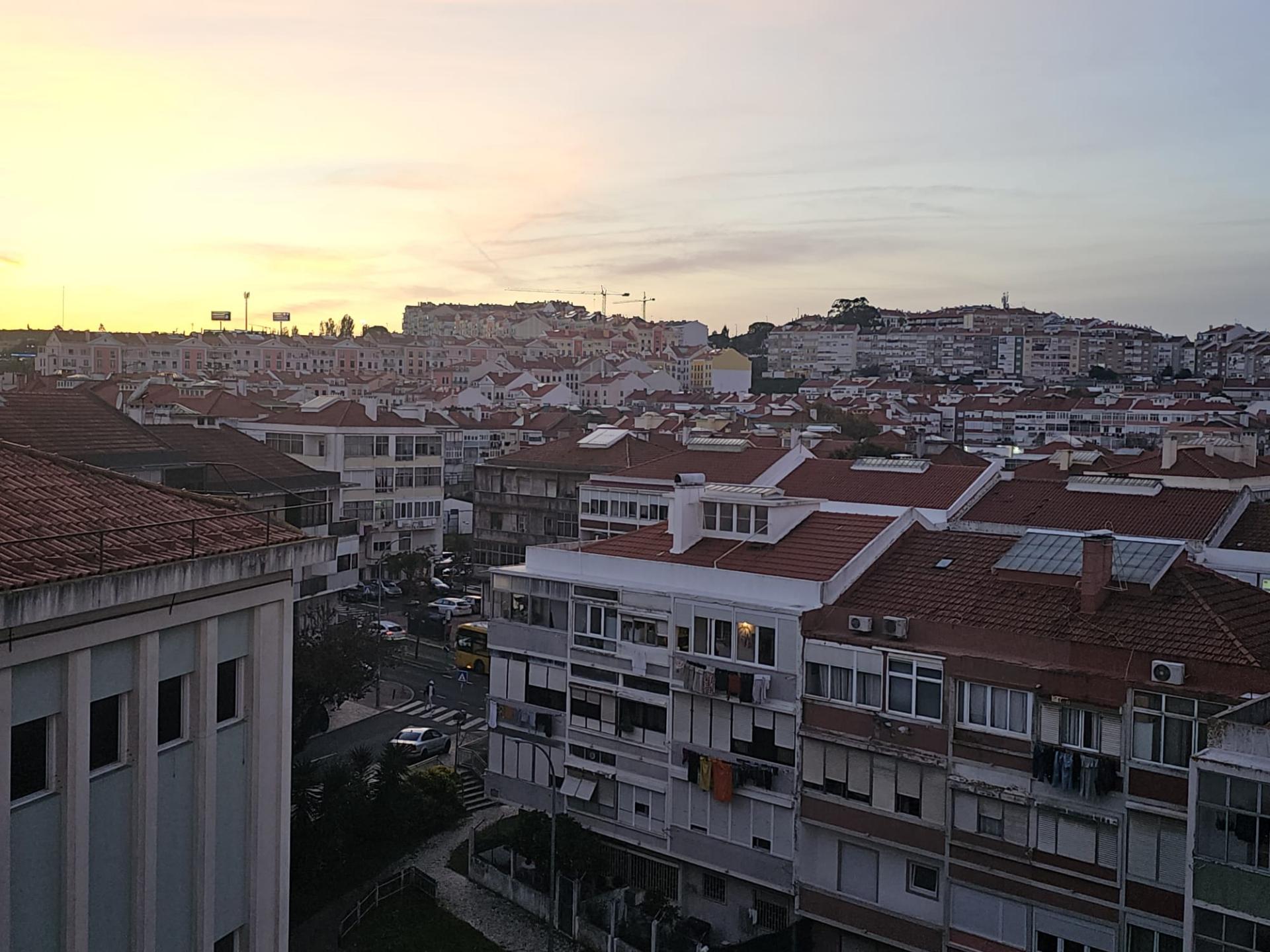 Fantástico Apartamento T4 totalmente remodelado com Cozinha equipada a 7 minutos a pé da Estação de Comboios de Santa Cruz Damaia