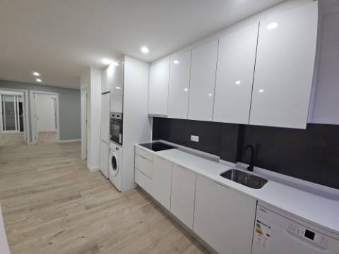 Fantástico Apartamento T4 totalmente remodelado com Cozinha equipada a 7 minutos a pé da Estação de Comboios de Santa Cruz Damaia