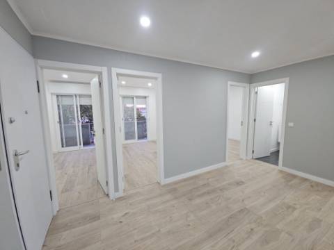 Fantástico Apartamento T4 totalmente remodelado com Cozinha equipada a 7 minutos a pé da Estação de Comboios de Santa Cruz Damaia