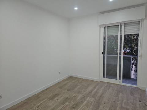 Fantástico Apartamento T4 totalmente remodelado com Cozinha equipada a 7 minutos a pé da Estação de Comboios de Santa Cruz Damaia