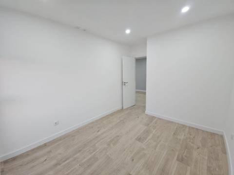 Fantástico Apartamento T4 totalmente remodelado com Cozinha equipada a 7 minutos a pé da Estação de Comboios de Santa Cruz Damaia