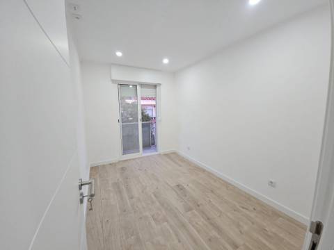 Fantástico Apartamento T4 totalmente remodelado com Cozinha equipada a 7 minutos a pé da Estação de Comboios de Santa Cruz Damaia