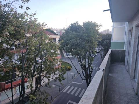 Fantástico Apartamento T4 totalmente remodelado com Cozinha equipada a 7 minutos a pé da Estação de Comboios de Santa Cruz Damaia