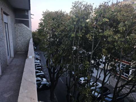 Fantástico Apartamento T4 totalmente remodelado com Cozinha equipada a 7 minutos a pé da Estação de Comboios de Santa Cruz Damaia