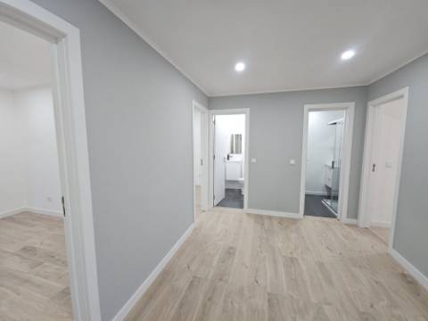 Fantástico Apartamento T4 totalmente remodelado com Cozinha equipada a 7 minutos a pé da Estação de Comboios de Santa Cruz Damaia