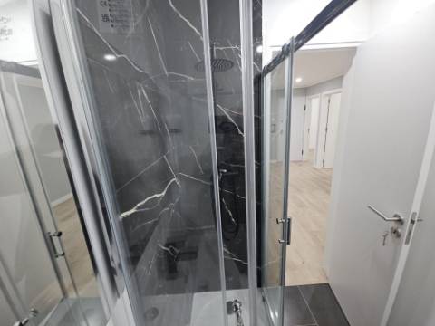 Fantástico Apartamento T4 totalmente remodelado com Cozinha equipada a 7 minutos a pé da Estação de Comboios de Santa Cruz Damaia