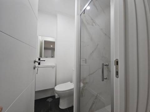 Fantástico Apartamento T4 totalmente remodelado com Cozinha equipada a 7 minutos a pé da Estação de Comboios de Santa Cruz Damaia