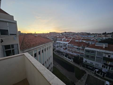 Fantástico Apartamento T4 totalmente remodelado com Cozinha equipada a 7 minutos a pé da Estação de Comboios de Santa Cruz Damaia