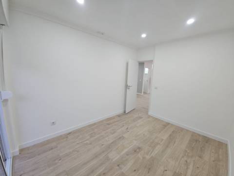 Fantástico Apartamento T4 totalmente remodelado com Cozinha equipada a 7 minutos a pé da Estação de Comboios de Santa Cruz Damaia