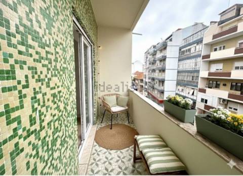 Apartamento T2 totalmente remodelado com Cozinha equipada em excelente localização a 2 minutos a pé da Estação de Metro Gil Vicente em Almada