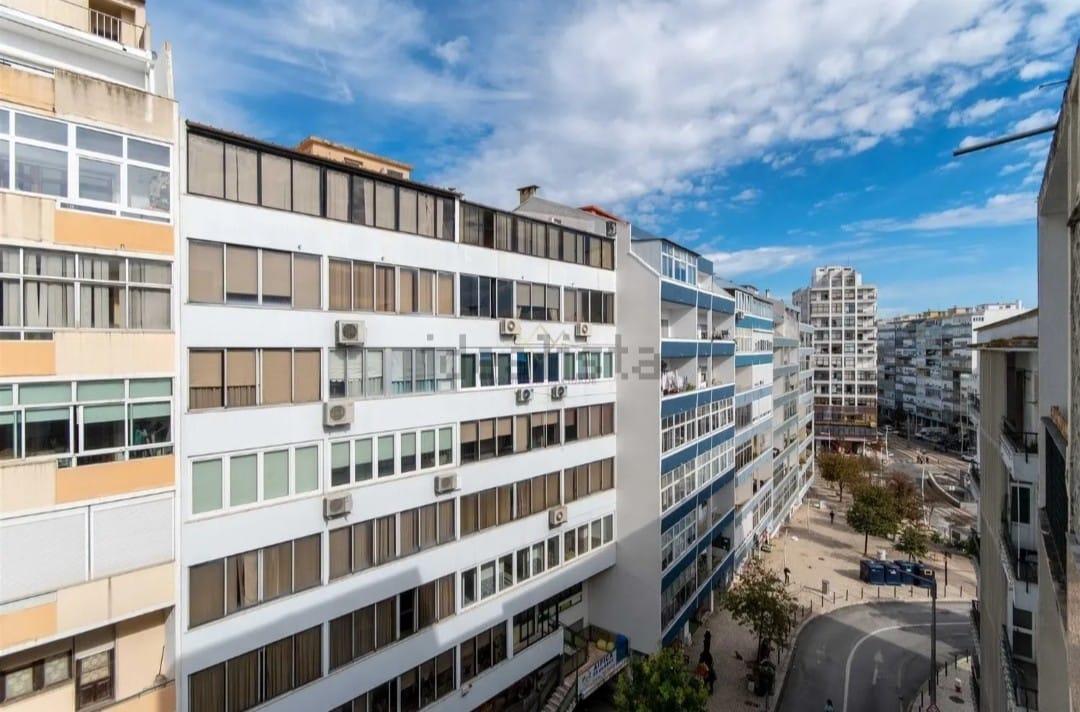 Apartamento T2 totalmente remodelado com Cozinha equipada em excelente localização a 2 minutos a pé da Estação de Metro Gil Vicente em Almada