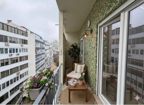 Apartamento T2 totalmente remodelado com Cozinha equipada em excelente localização a 2 minutos a pé da Estação de Metro Gil Vicente em Almada