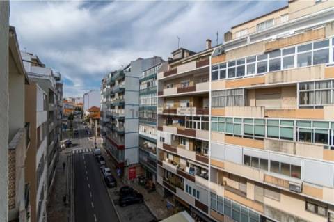 Apartamento T2 totalmente remodelado com Cozinha equipada em excelente localização a 2 minutos a pé da Estação de Metro Gil Vicente em Almada