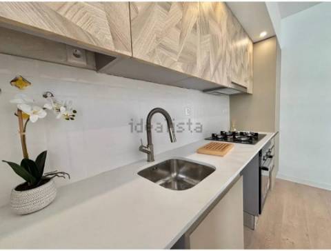 Apartamento T2 totalmente remodelado com Cozinha equipada em excelente localização a 2 minutos a pé da Estação de Metro Gil Vicente em Almada