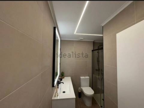 Apartamento T2 totalmente remodelado com Cozinha equipada em excelente localização a 2 minutos a pé da Estação de Metro Gil Vicente em Almada