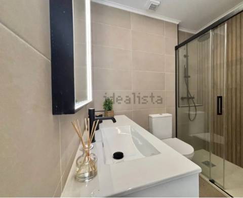 Apartamento T2 totalmente remodelado com Cozinha equipada em excelente localização a 2 minutos a pé da Estação de Metro Gil Vicente em Almada