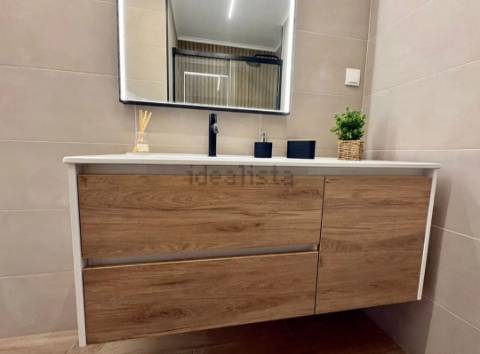 Apartamento T2 totalmente remodelado com Cozinha equipada em excelente localização a 2 minutos a pé da Estação de Metro Gil Vicente em Almada