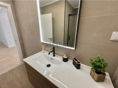 Apartamento T2 totalmente remodelado com Cozinha equipada em excelente localização a 2 minutos a pé da Estação de Metro Gil Vicente em Almada