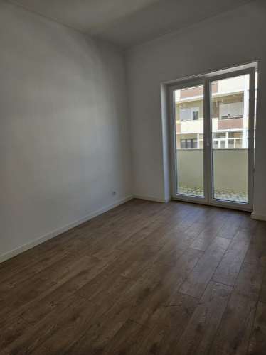 Apartamento T2 totalmente remodelado com Cozinha equipada em excelente localização a 2 minutos a pé da Estação de Metro Gil Vicente em Almada