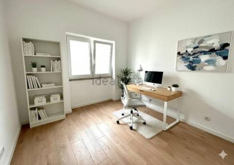 Apartamento T2 totalmente remodelado com Cozinha equipada em excelente localização a 2 minutos a pé da Estação de Metro Gil Vicente em Almada