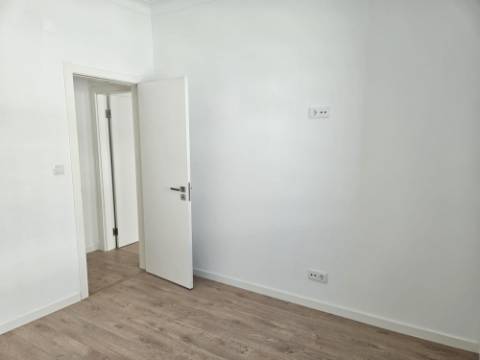 Apartamento T2 totalmente remodelado com Cozinha equipada em excelente localização a 2 minutos a pé da Estação de Metro Gil Vicente em Almada