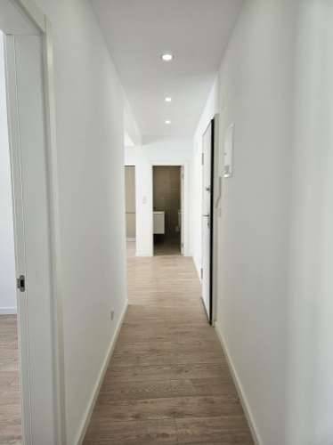 Apartamento T2 totalmente remodelado com Cozinha equipada em excelente localização a 2 minutos a pé da Estação de Metro Gil Vicente em Almada