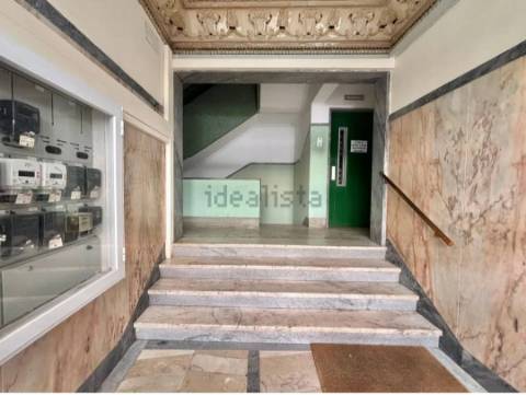 Apartamento T2 totalmente remodelado com Cozinha equipada em excelente localização a 2 minutos a pé da Estação de Metro Gil Vicente em Almada