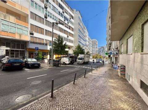 Apartamento T2 totalmente remodelado com Cozinha equipada em excelente localização a 2 minutos a pé da Estação de Metro Gil Vicente em Almada