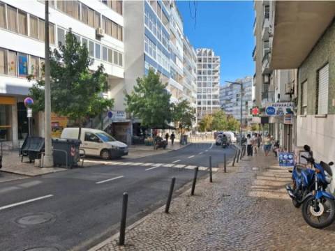 Apartamento T2 totalmente remodelado com Cozinha equipada em excelente localização a 2 minutos a pé da Estação de Metro Gil Vicente em Almada
