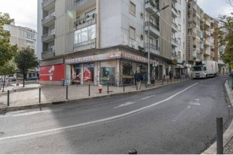 Apartamento T2 totalmente remodelado com Cozinha equipada em excelente localização a 2 minutos a pé da Estação de Metro Gil Vicente em Almada