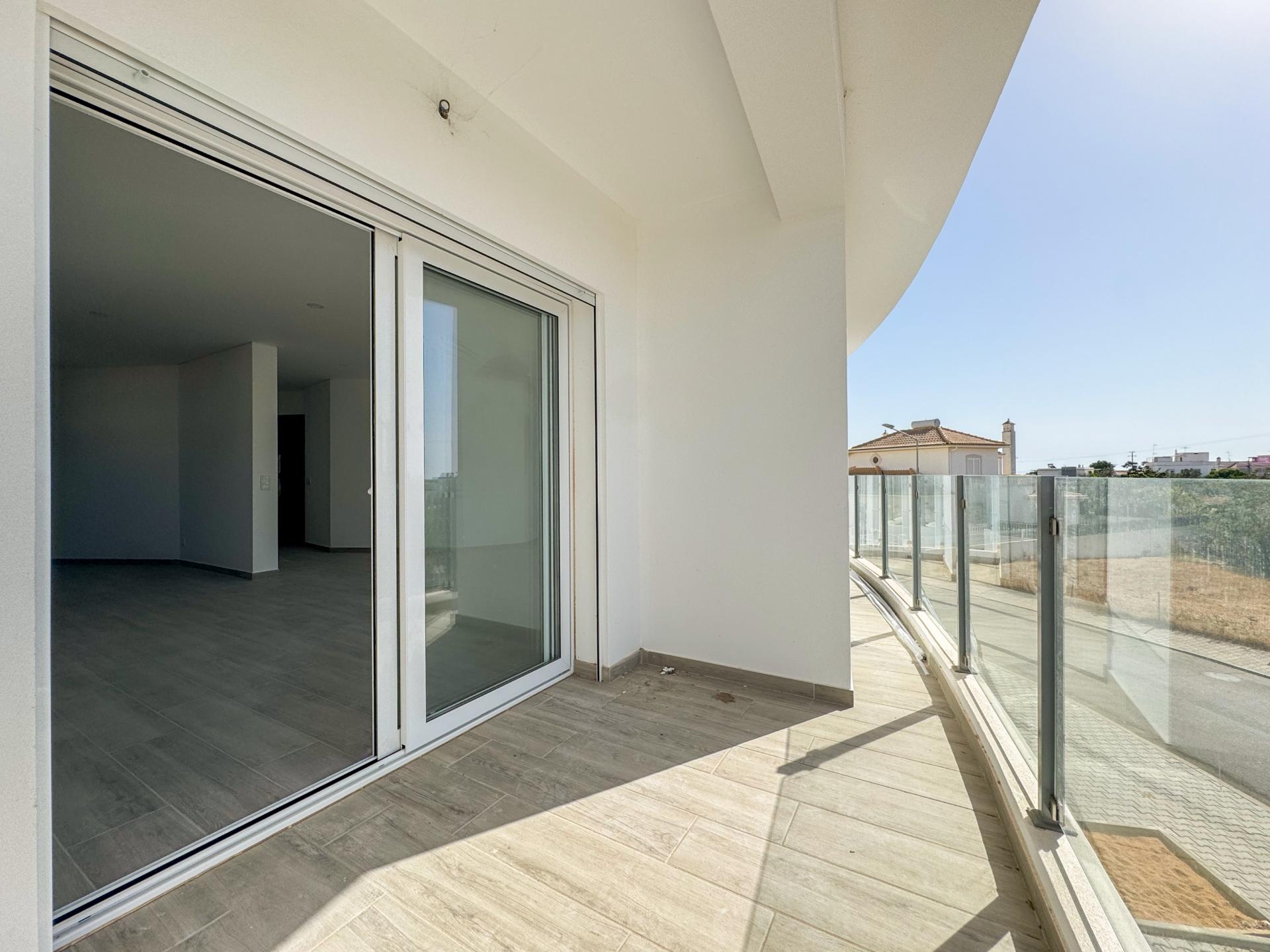 Apartamento T2+1 Orientação a Sul a 3 minutos da Praia de Altura - Construção Nova