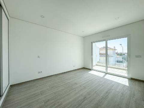 Apartamento T2+1 Orientação a Sul a 3 minutos da Praia de Altura - Construção Nova