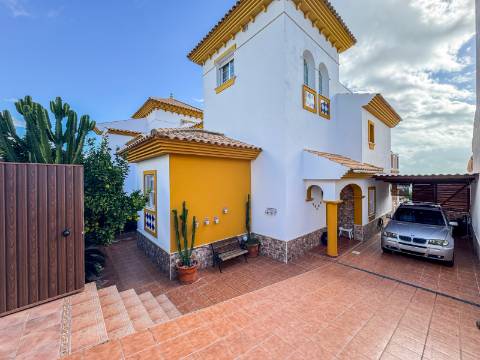 Moradia Isolada T5 com T1 Independente em Zona Privilegiada de Ayamonte - Piscina