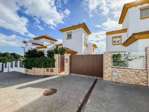 Moradia Isolada T5 com T1 Independente em Zona Privilegiada de Ayamonte - Piscina